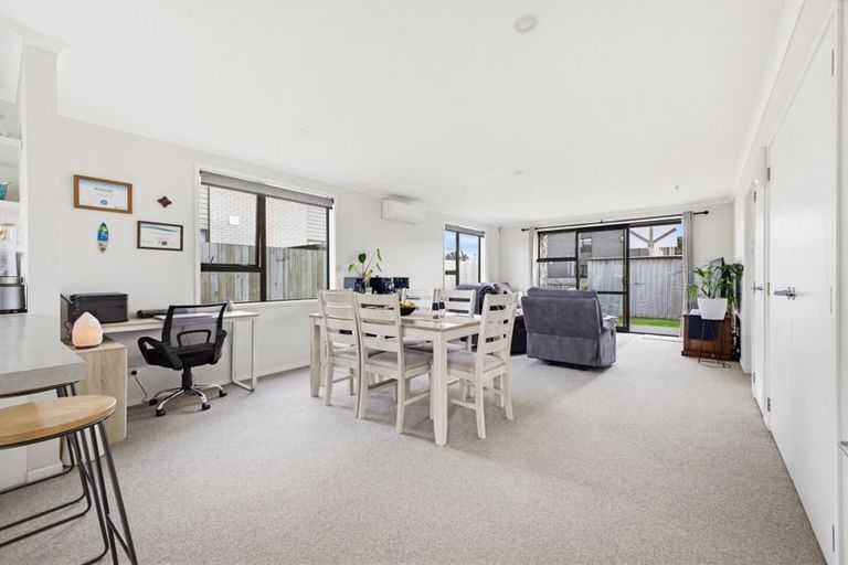 Photo of property in 15 Discovery Place, Marfell, New Plymouth, 4310
