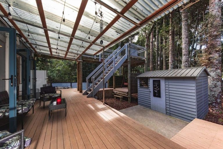 Photo of property in 220 Woodlands Park Road, Titirangi, Auckland, 0604
