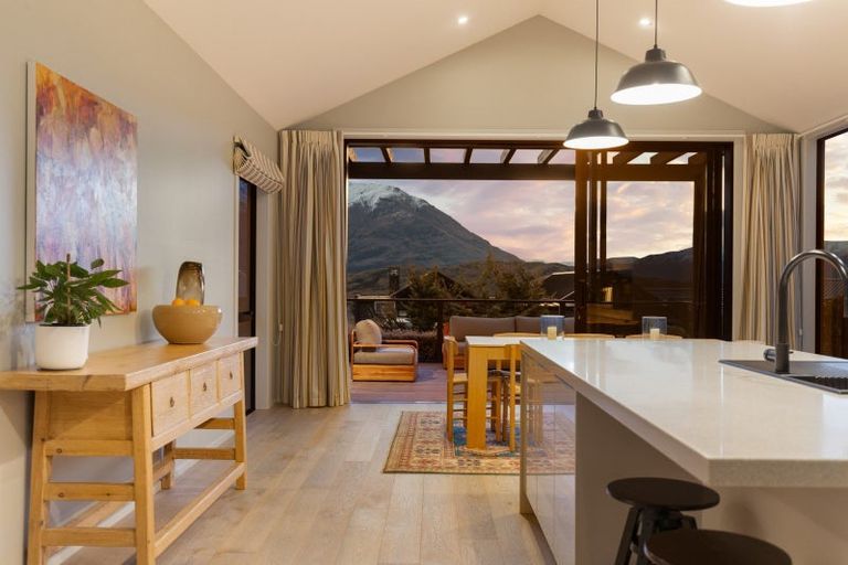Photo of property in 33 Hackett Road, Jacks Point, Queenstown, 9371