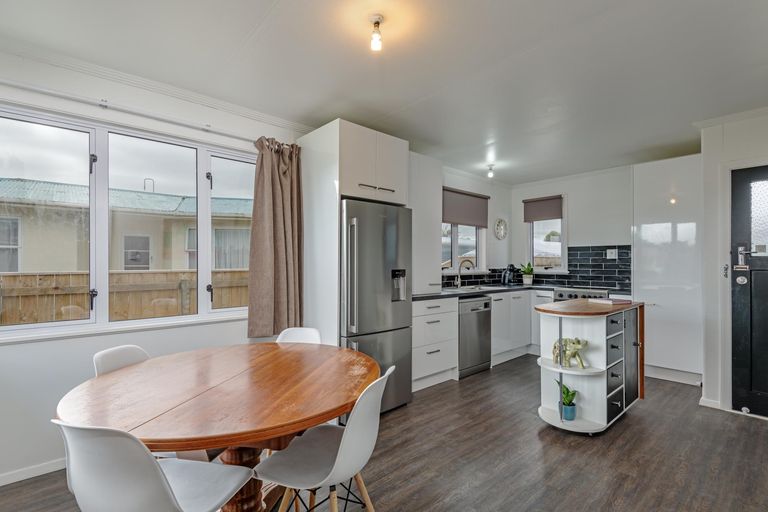 Photo of property in 18 Jackson Avenue, Highbury, Palmerston North, 4412