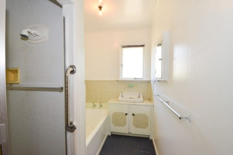 Photo of property in 43 Beaubank Road, Kelston, Auckland, 0602