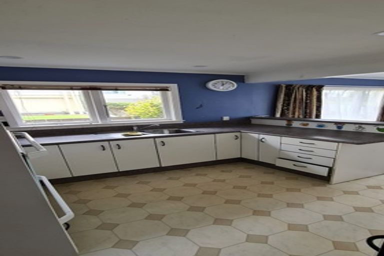 Photo of property in 72 Stewart Drive, Newlands, Wellington, 6037