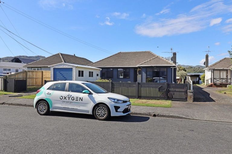 Photo of property in 15 Hinau Grove, Wainuiomata, Lower Hutt, 5014