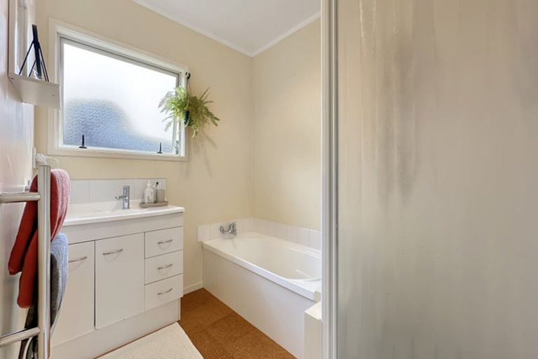 Photo of property in 2/49 Strid Road, Te Atatu South, Auckland, 0610