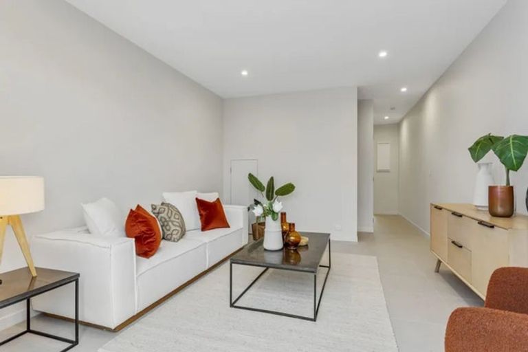 Photo of property in 24 Park Green Avenue, Rosehill, 2113