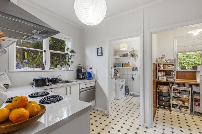 Photo of property in 168 Sutherland Road, Lyall Bay, Wellington, 6022