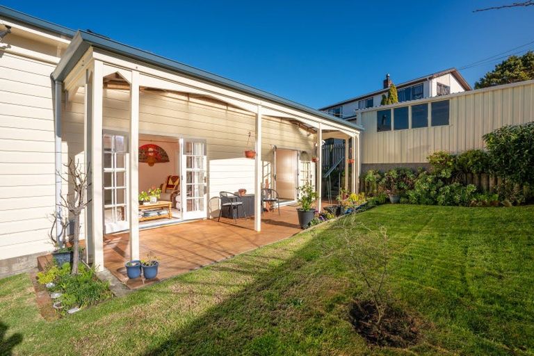 Photo of property in 42 Eden Street, Island Bay, Wellington, 6023