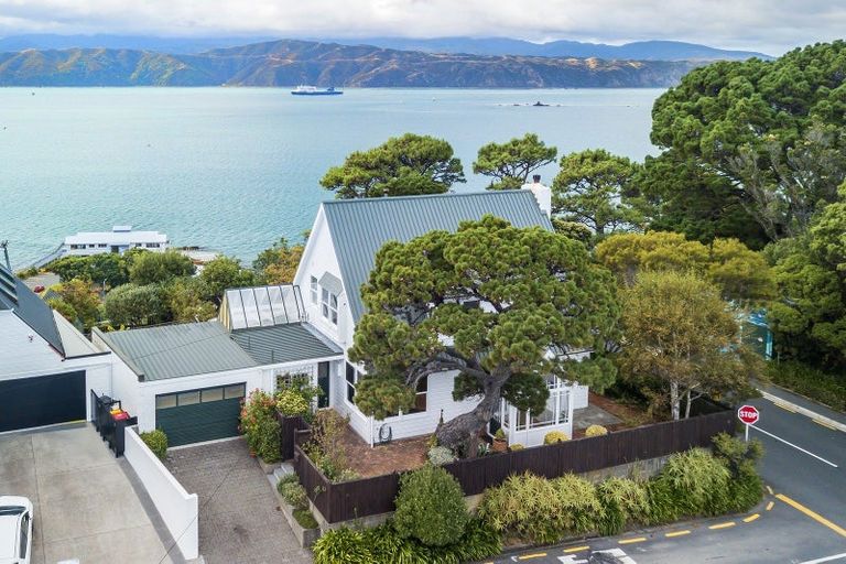 Photo of property in 51 Awa Road, Karaka Bays, Wellington, 6022