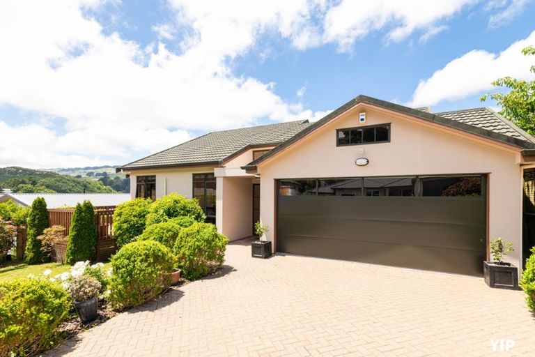 Photo of property in 16 Wantwood Grove, Churton Park, Wellington, 6037