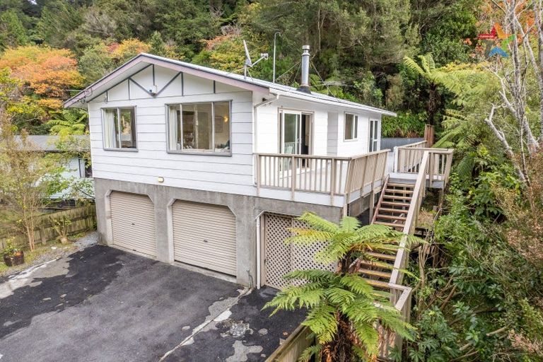 Photo of property in 102 Pinehaven Road, Pinehaven, Upper Hutt, 5019