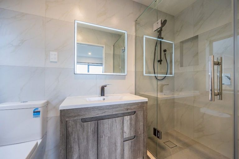 Photo of property in 13a Tenbless Court, Unsworth Heights, Auckland, 0632