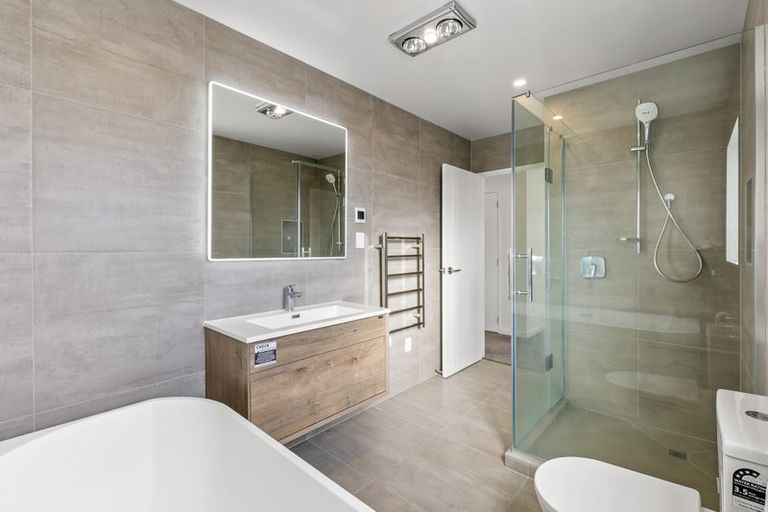 Photo of property in 4b Ramillies Place, Glenfield, Auckland, 0629
