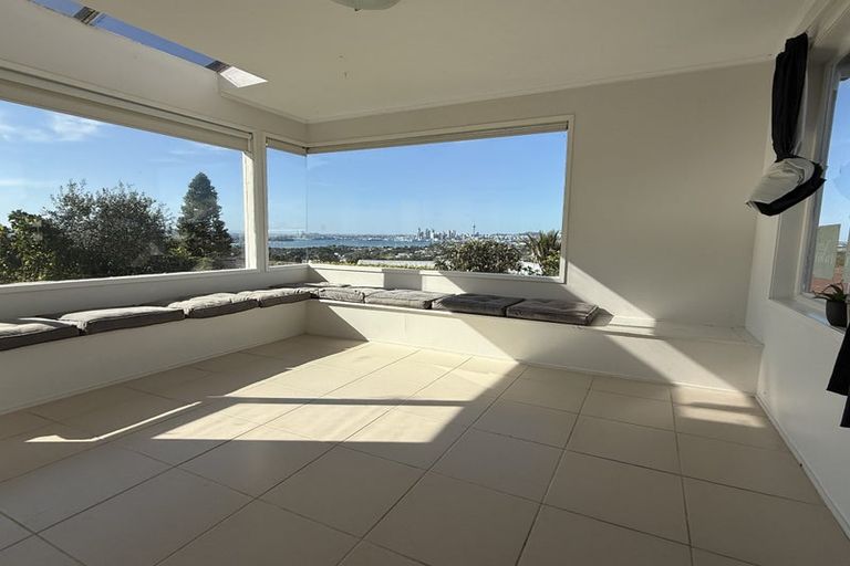 Photo of property in 115 Pupuke Road, Northcote, Auckland, 0627