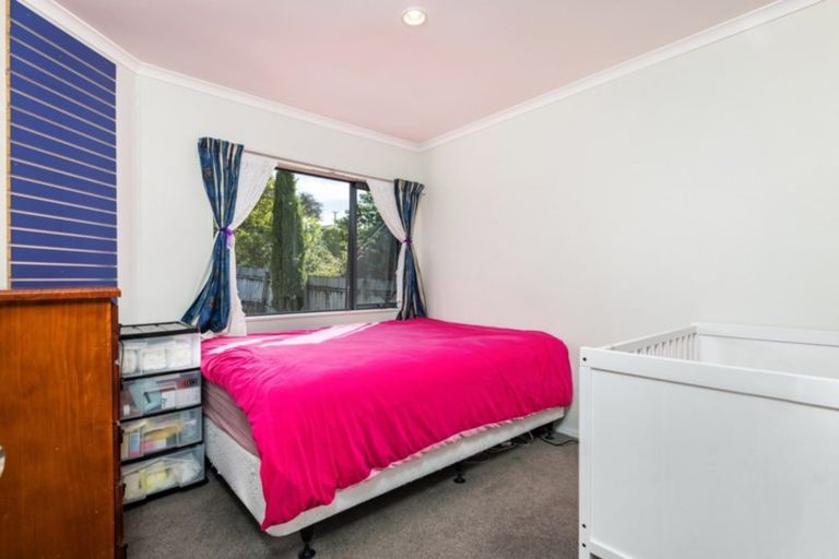 Photo of property in 2 Shah Place, Glen Eden, Auckland, 0602