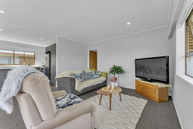 Photo of property in 17 Edgewater Parade, Waiuku, 2123