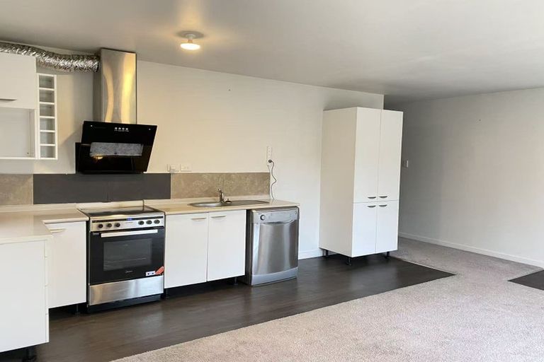 Photo of property in 43 Fitzwater Place, Henderson, Auckland, 0612