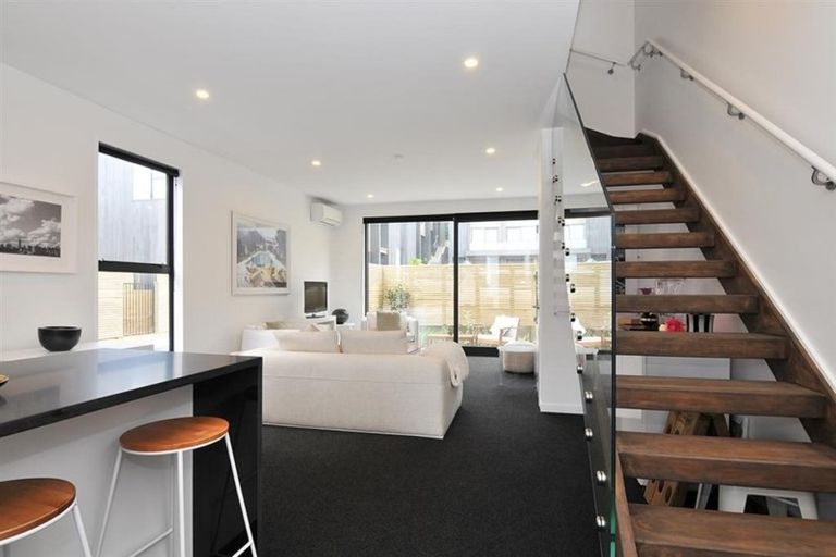 Photo of property in 20u2 Trent Street, Island Bay, Wellington, 6023