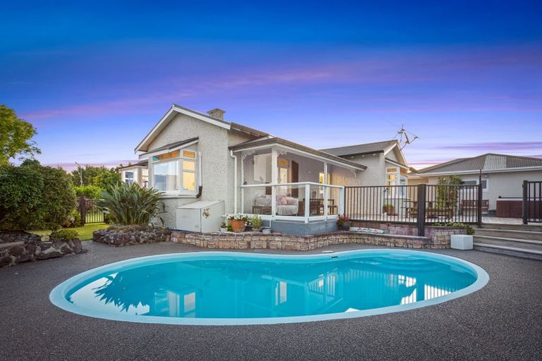 Photo of property in 46 Rewarewa Road, Te Atatu Peninsula, Auckland, 0610