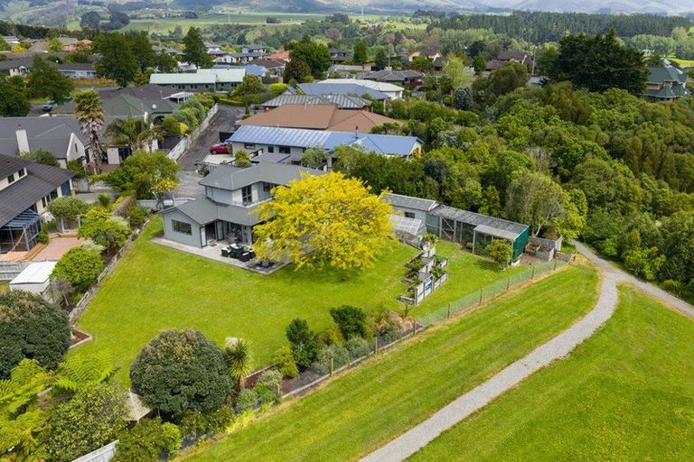 Photo of property in 27 Abby Road, Fitzherbert, Palmerston North, 4410