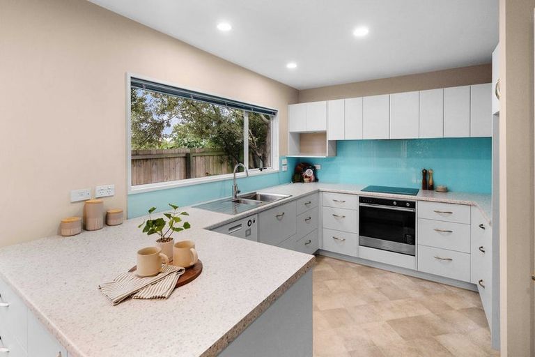 Photo of property in 4 Broadfell Avenue, Avonhead, Christchurch, 8042