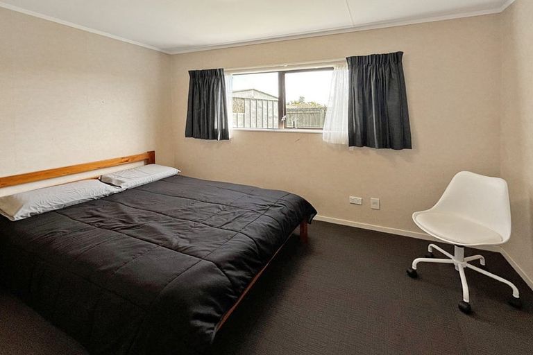 Photo of property in 26 Cumberland Place, Kelvin Grove, Palmerston North, 4414