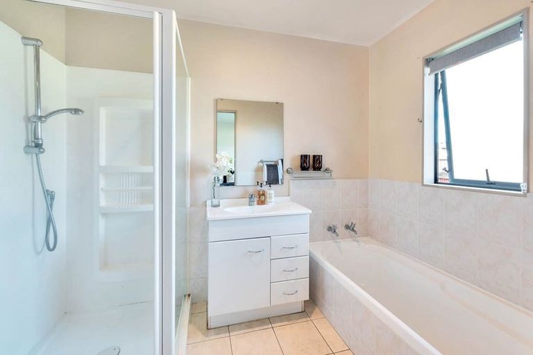 Photo of property in 30 Zefiro Drive, Massey, Auckland, 0614