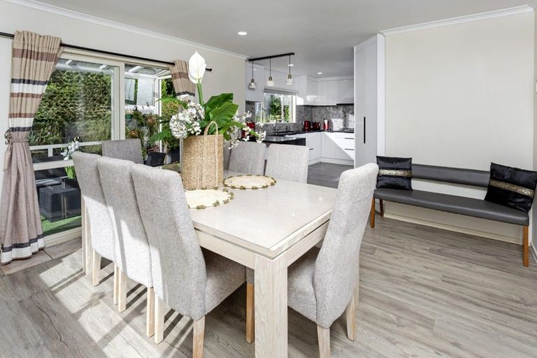 Photo of property in 21 Crimson Park, Oteha, Auckland, 0632
