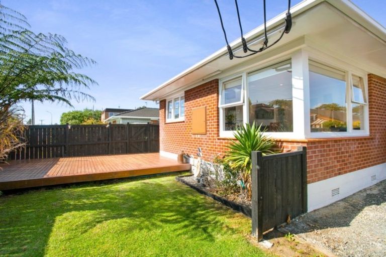 Photo of property in 1/24 Inverness Road, Browns Bay, Auckland, 0630
