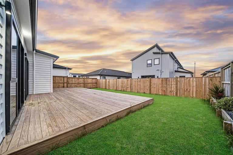 Photo of property in 30 Korowhiti Road, Clarks Beach, 2122