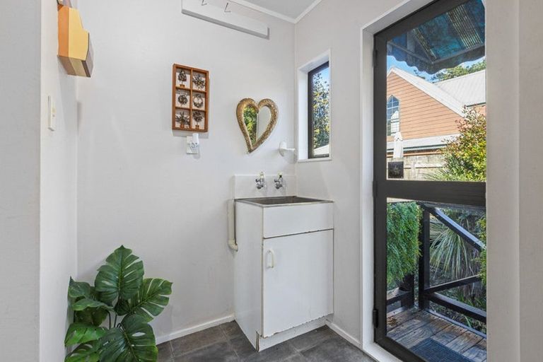 Photo of property in 3/39 Fairmount Road, Titirangi, Auckland, 0604