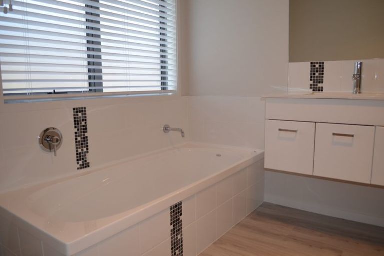 Photo of property in 29 Lakeview Quay, Pyes Pa, Tauranga, 3112