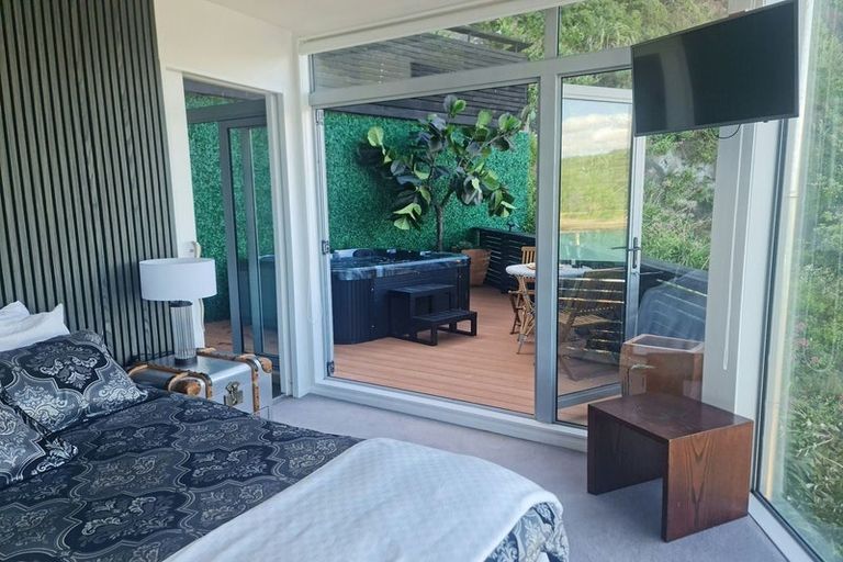 Photo of property in 114 The Esplanade, Houghton Bay, Wellington, 6023