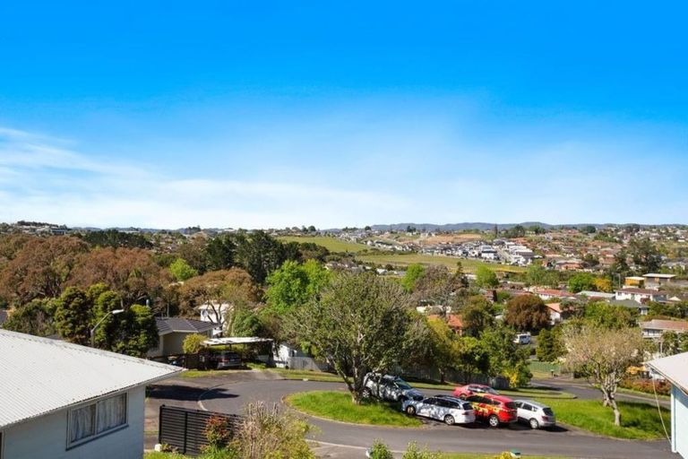 Photo of property in 17 Magdalen Place, West Harbour, Auckland, 0618