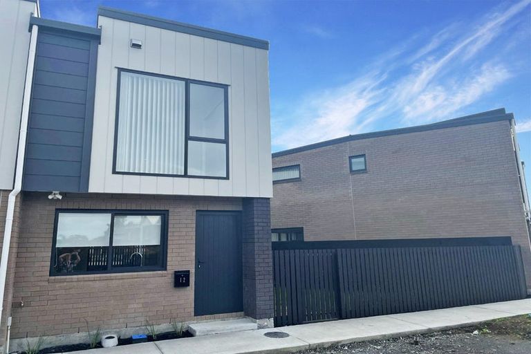 Photo of property in 2 Mikoikoi Crescent, Mangere Bridge, Auckland, 2022