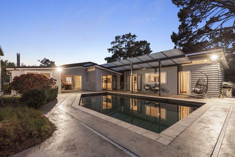 Photo of property in 166 Godley Road, Titirangi, Auckland, 0604