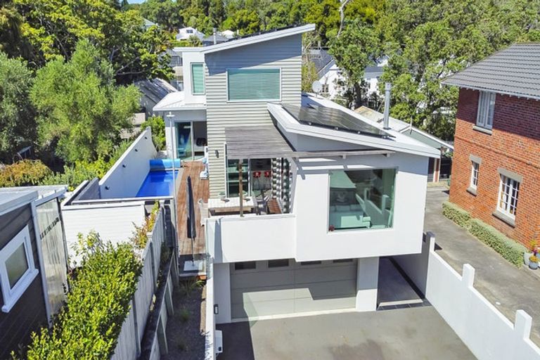 Photo of property in 10 Pendarves Street, New Plymouth, 4310