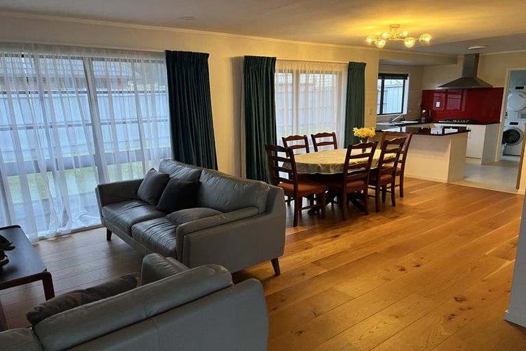 Photo of property in 26 Donzella Place, Conifer Grove, Takanini, 2112