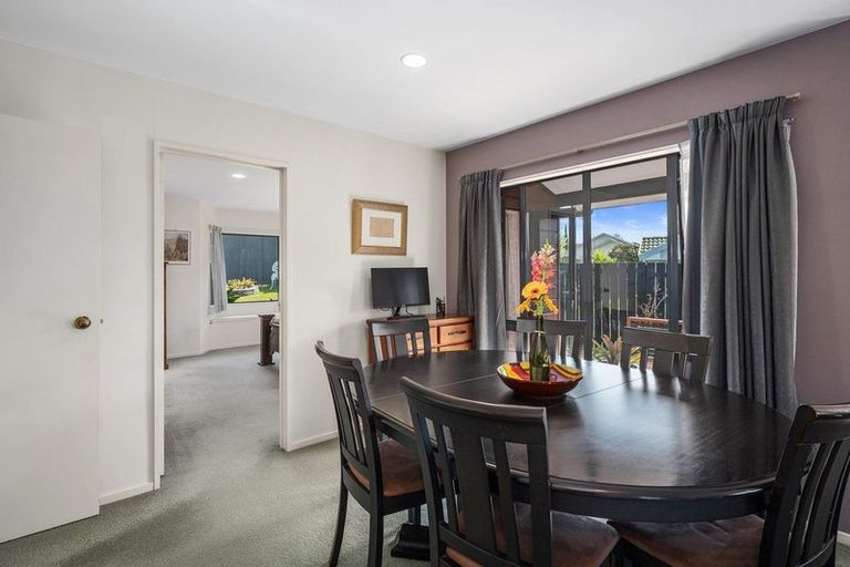 Photo of property in 8 Owl Court, Unsworth Heights, Auckland, 0632