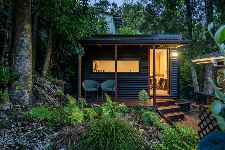 Photo of property in 2 Hiwihau Place, Glenfield, Auckland, 0629