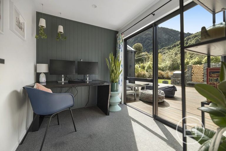 Photo of property in 45 Peregrine Falcon Road, Mount Creighton, Queenstown, 9371