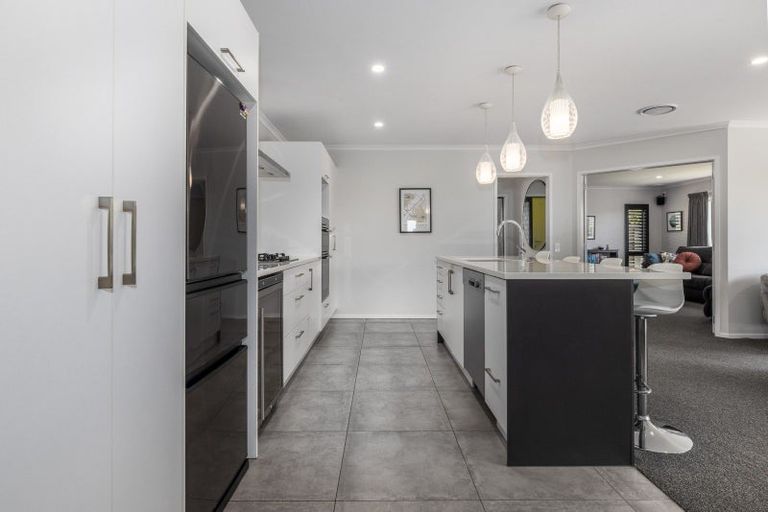 Photo of property in 2 Roundhouse Close, Whitby, Porirua, 5024