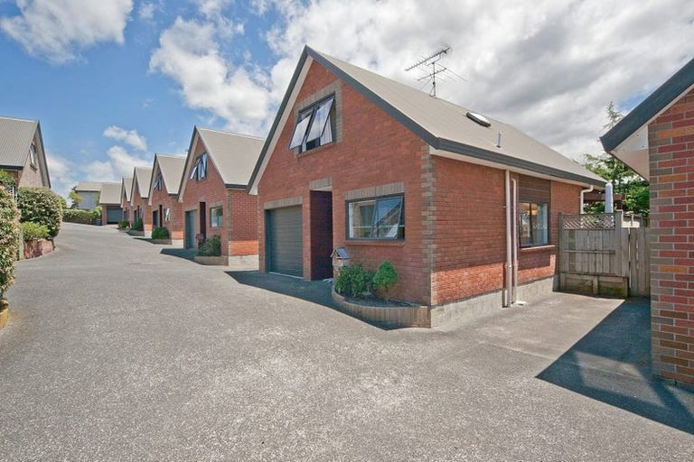 Photo of property in 37 Fields Parade, Oteha, Auckland, 0632