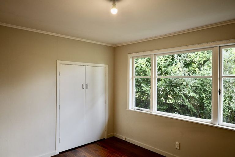 Photo of property in 80 Seymour Road, Sunnyvale, Auckland, 0612
