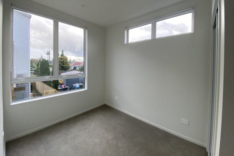 Photo of property in 9/2 Moor Avenue, Te Atatu Peninsula, Auckland, 0610