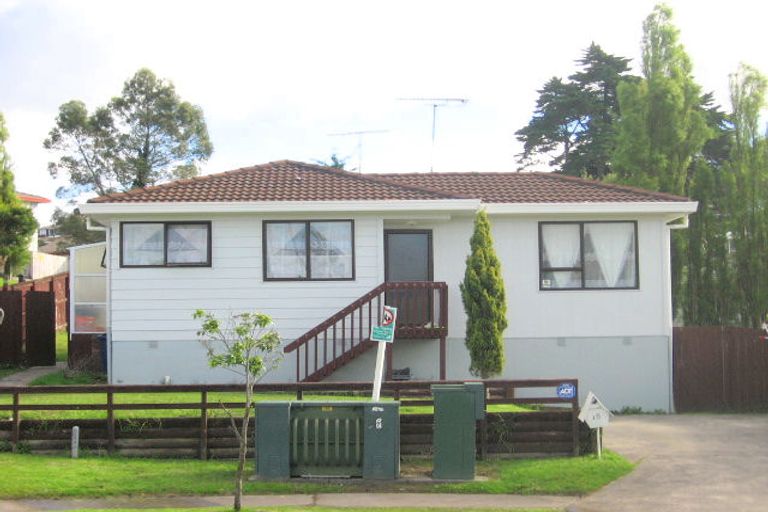 Photo of property in 15 Halloran Place, Massey, Auckland, 0614