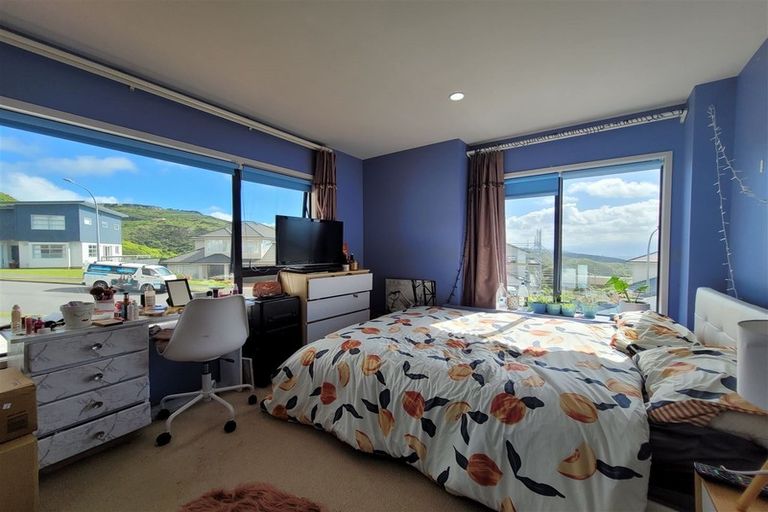 Photo of property in 28 Tamworth Crescent, Newlands, Wellington, 6037