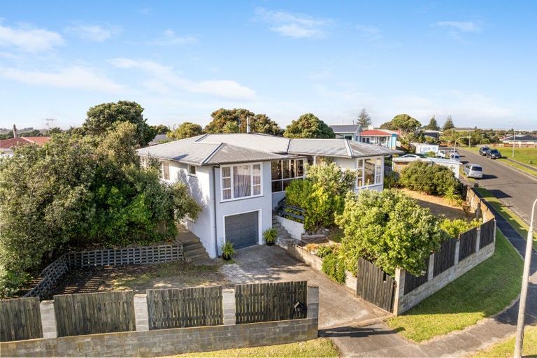 Photo of property in 6 Tainui Street, Castlecliff, Whanganui, 4501
