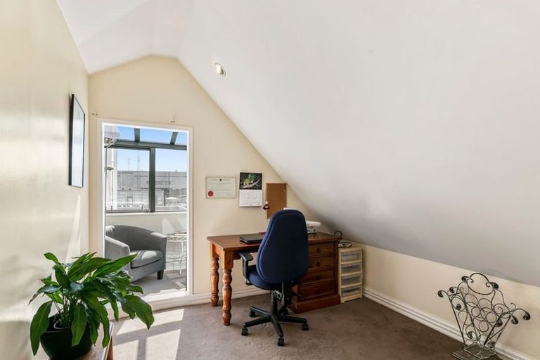 Photo of property in 16j Hobson Street, Thorndon, Wellington, 6011