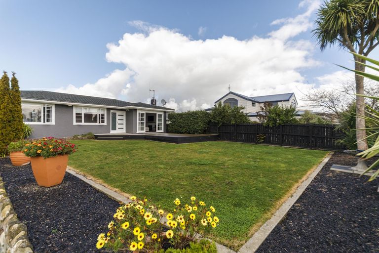 Photo of property in 10 Saint Albans Avenue, Hokowhitu, Palmerston North, 4410