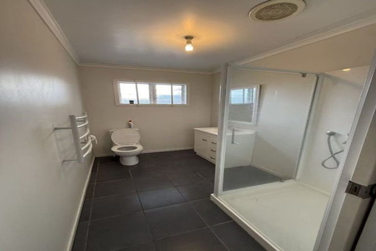 Photo of property in 1 Miltonia Avenue, Te Atatu South, Auckland, 0610